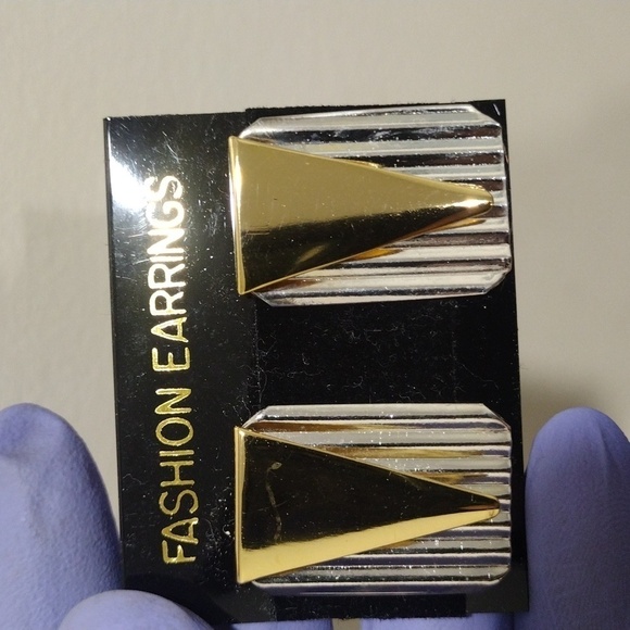 Women's Stylish Polished Two tones Dainty Design Post Teardrop Earrings - Picture 3 of 6